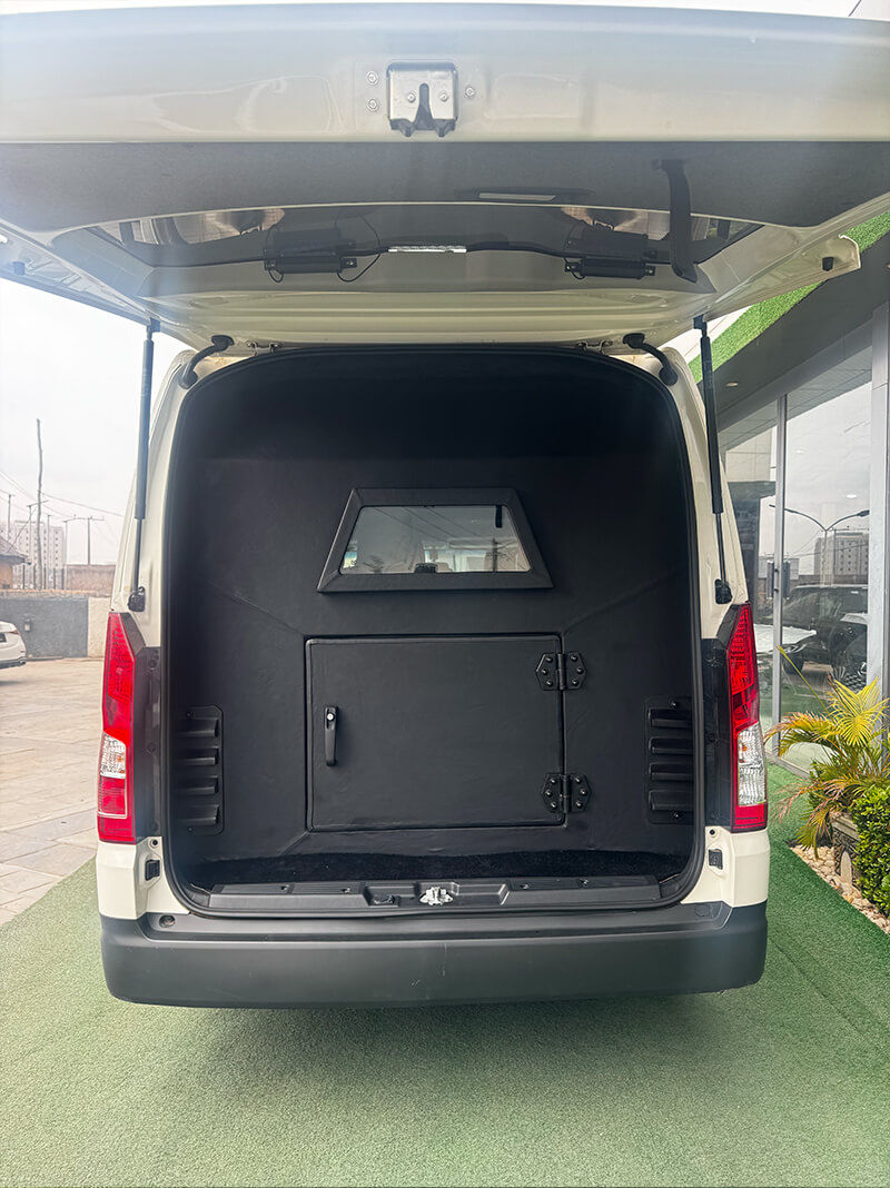 
								Toyota Hiace Bus Armored Edition full									